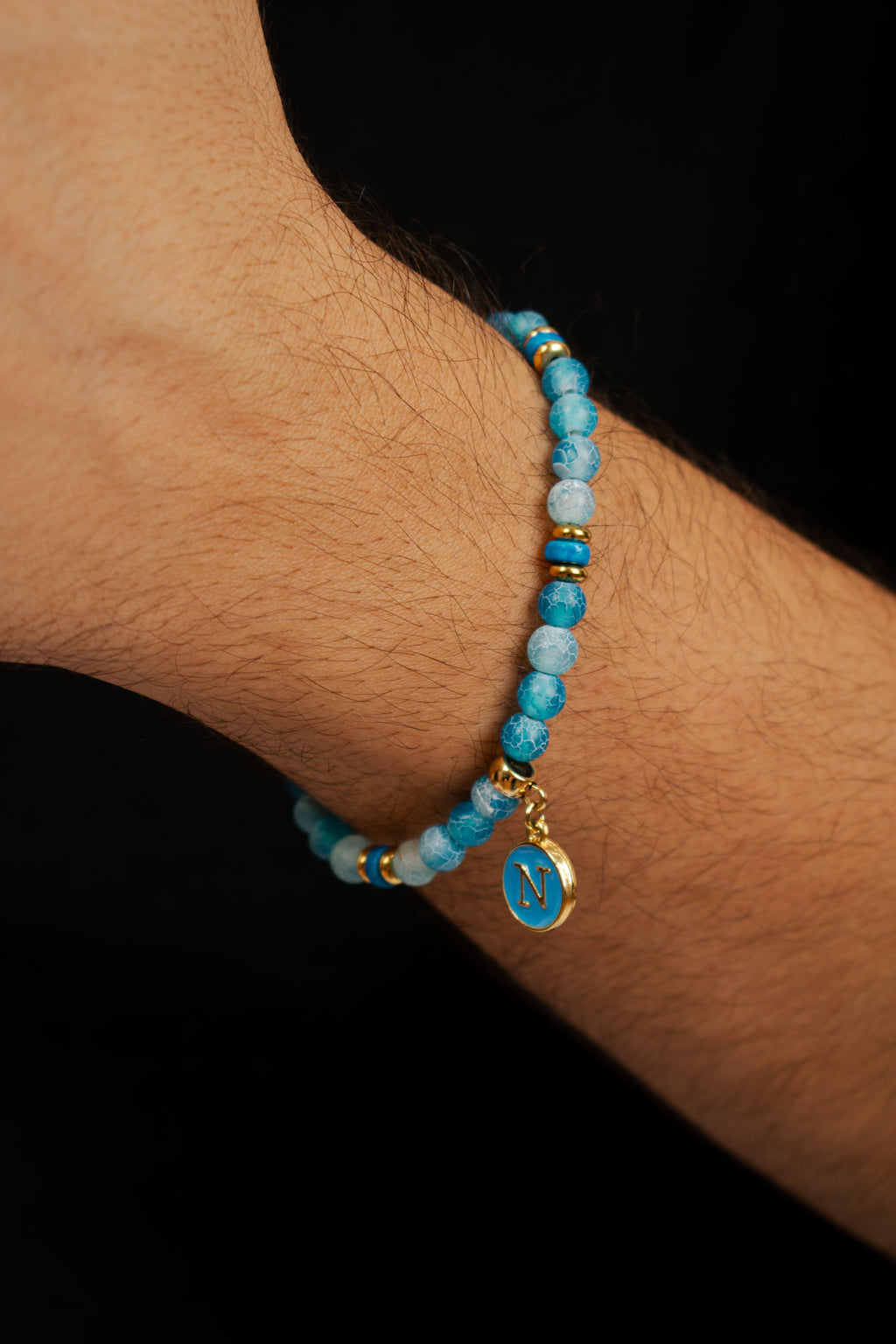 Bracciale con Perle Azzurre e Ciondolo "N"