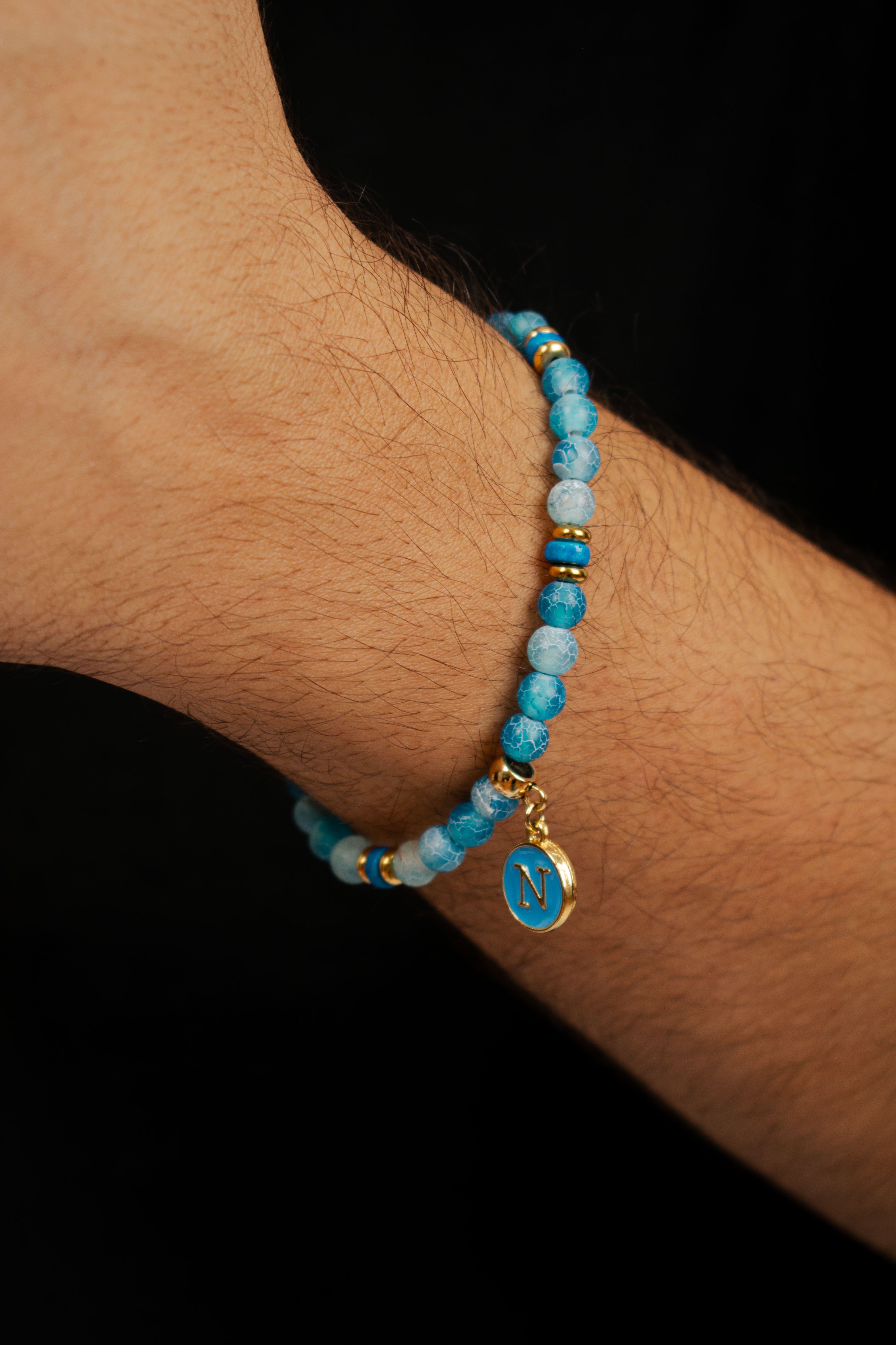 Bracciale con Perle Azzurre e Ciondolo "N"