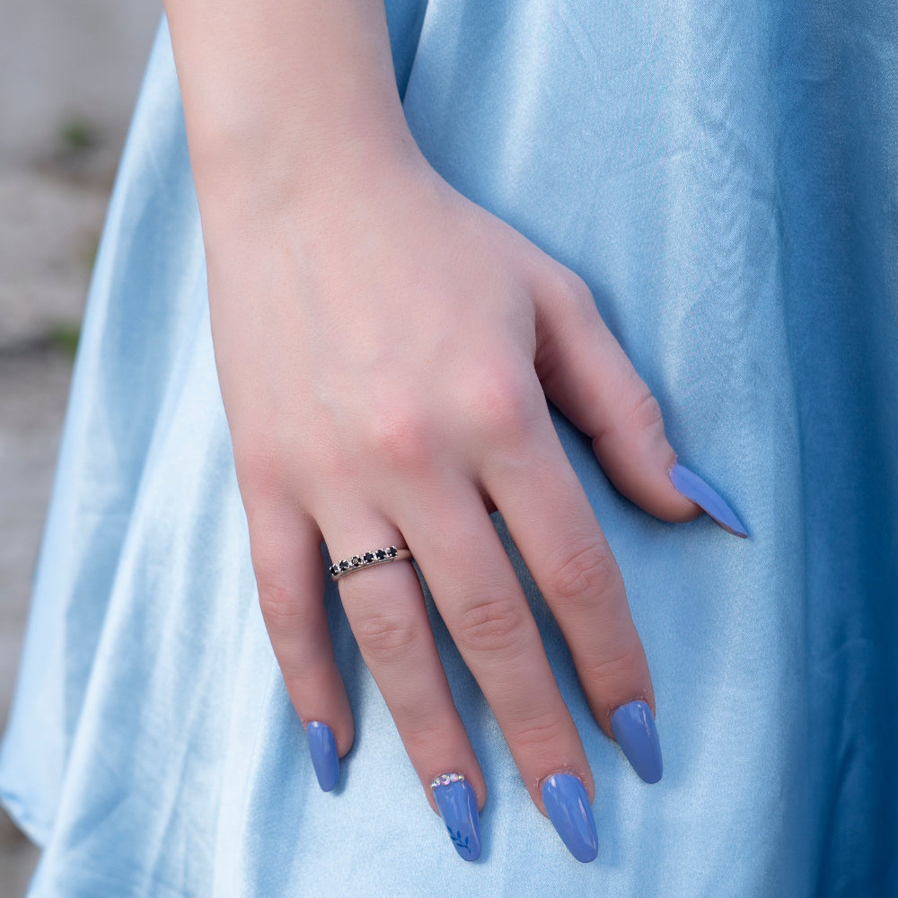Dettaglio anello con cristalli Swarovski neri a fila indossato da modella su Giamas.it