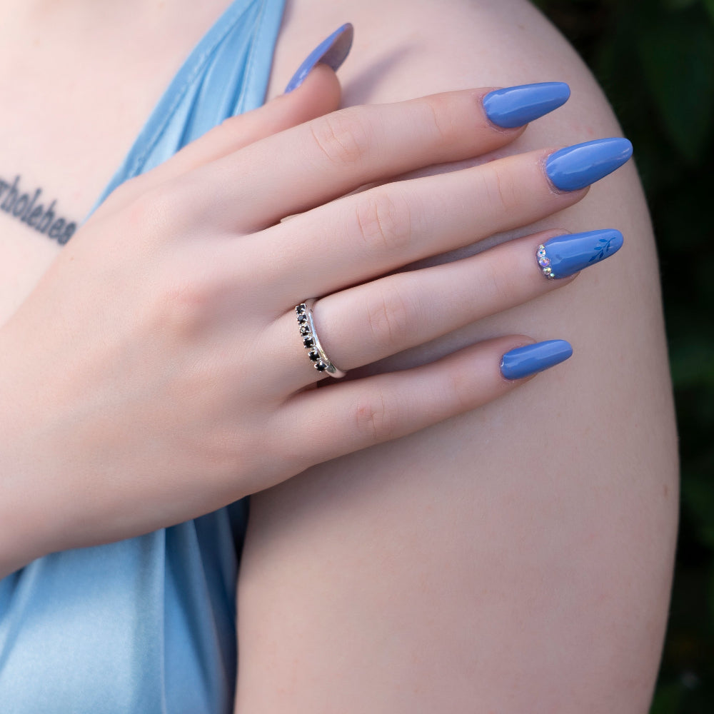 Modella indossa anello regolabile con cristalli Swarovski neri vista a fila Made in Italy