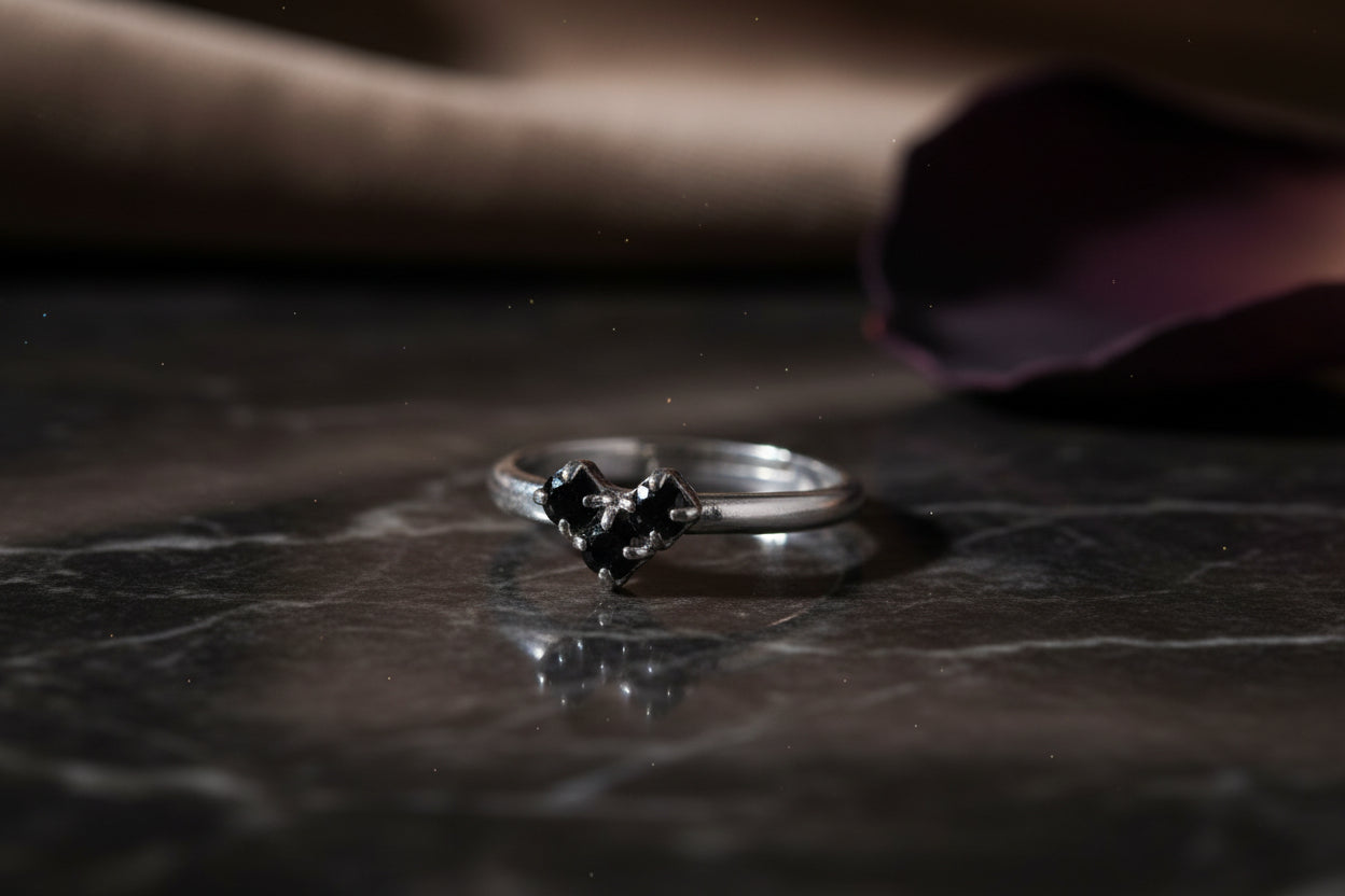 Anello regolabile a forma di cuore con cristalli Swarovski neri Made in Italy