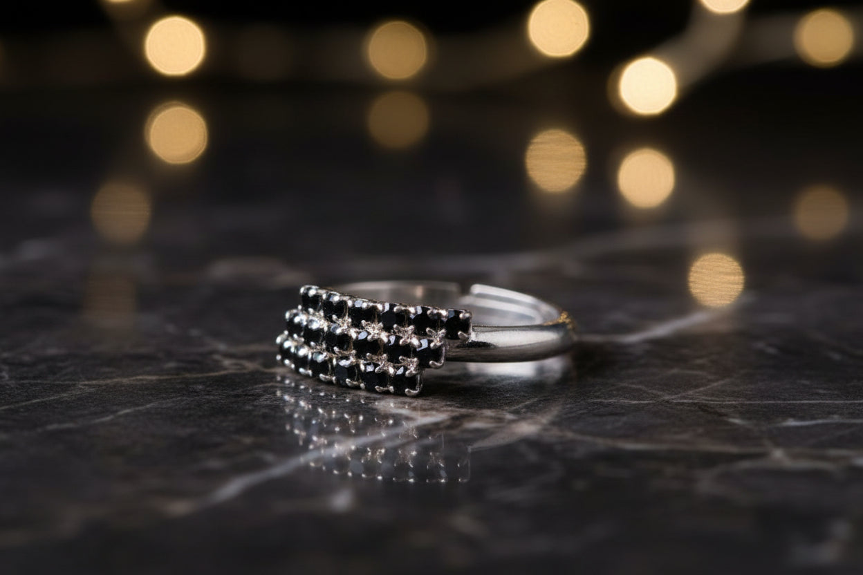 Anello con design a scalare e cristalli Swarovski neri, regolabile su Giamas.it