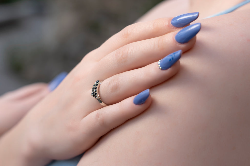 Modella indossa anello regolabile con cristalli Swarovski neri a scalare, ungioielloperte.com