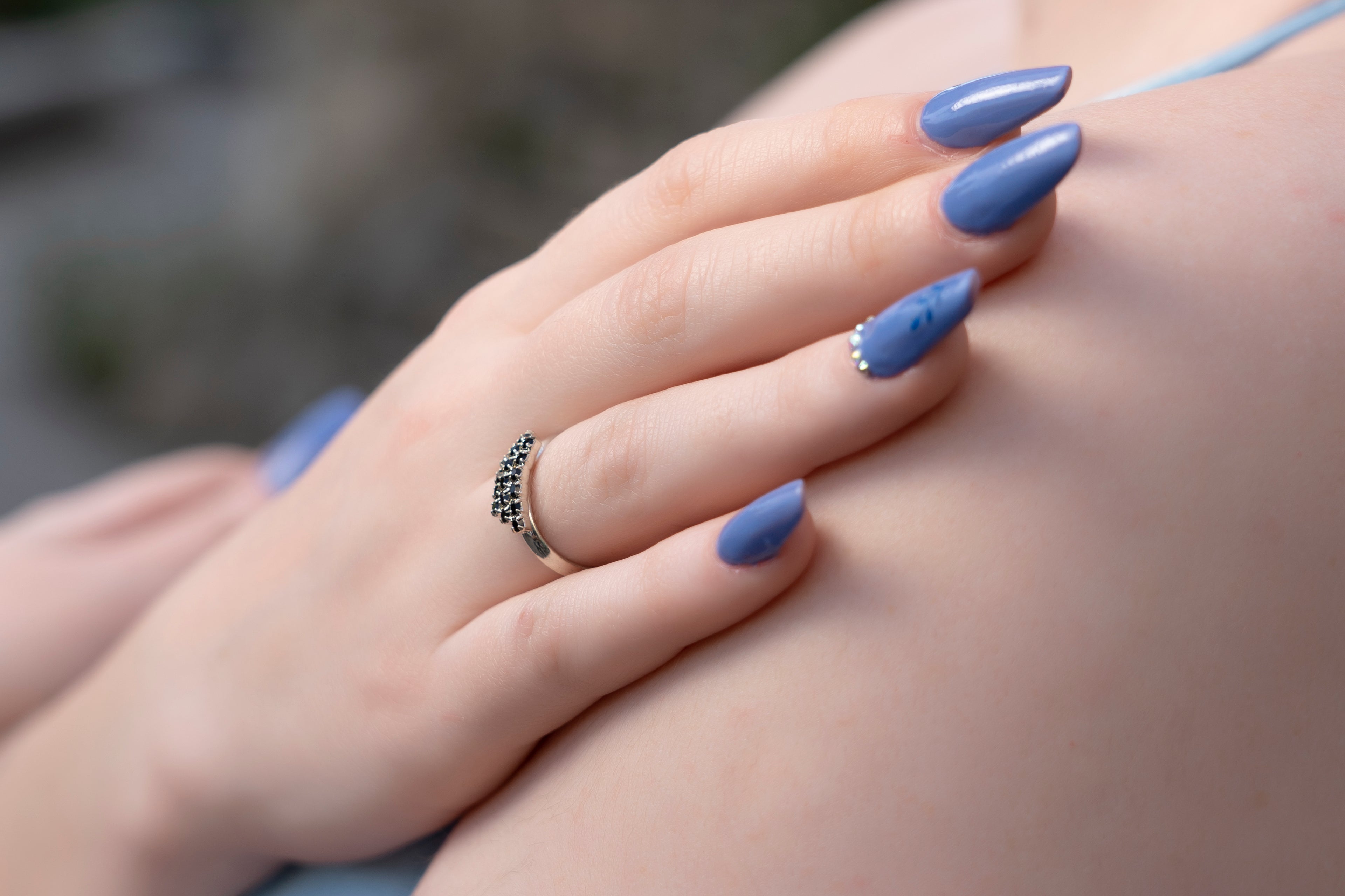 Modella indossa anello regolabile con cristalli Swarovski neri a scalare, ungioielloperte.com