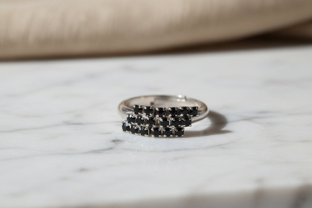 Anello regolabile con cristalli Swarovski neri disposti a scalare, su Giamas.it