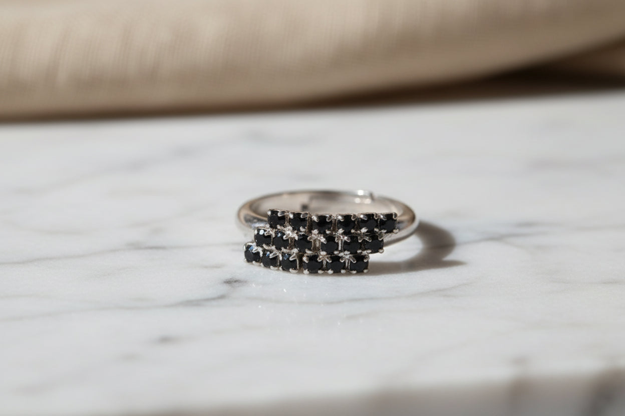 Anello regolabile con cristalli Swarovski neri disposti a scalare, su Giamas.it