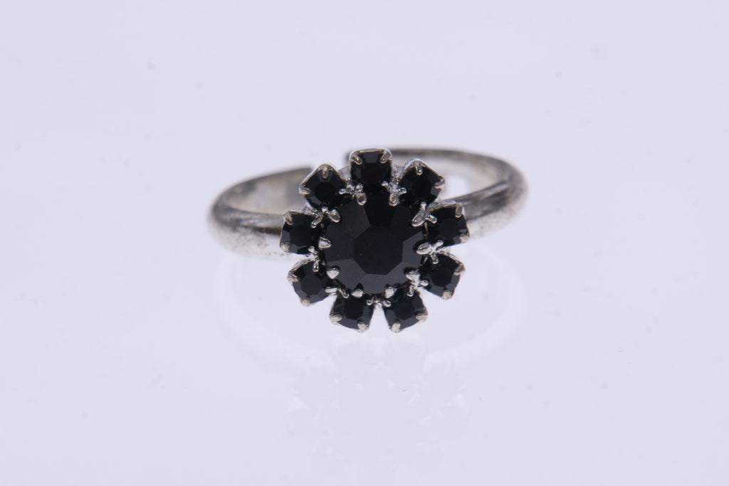 Anello regolabile con cristalli Swarovski neri a forma di fiore su ungioielloperte.com