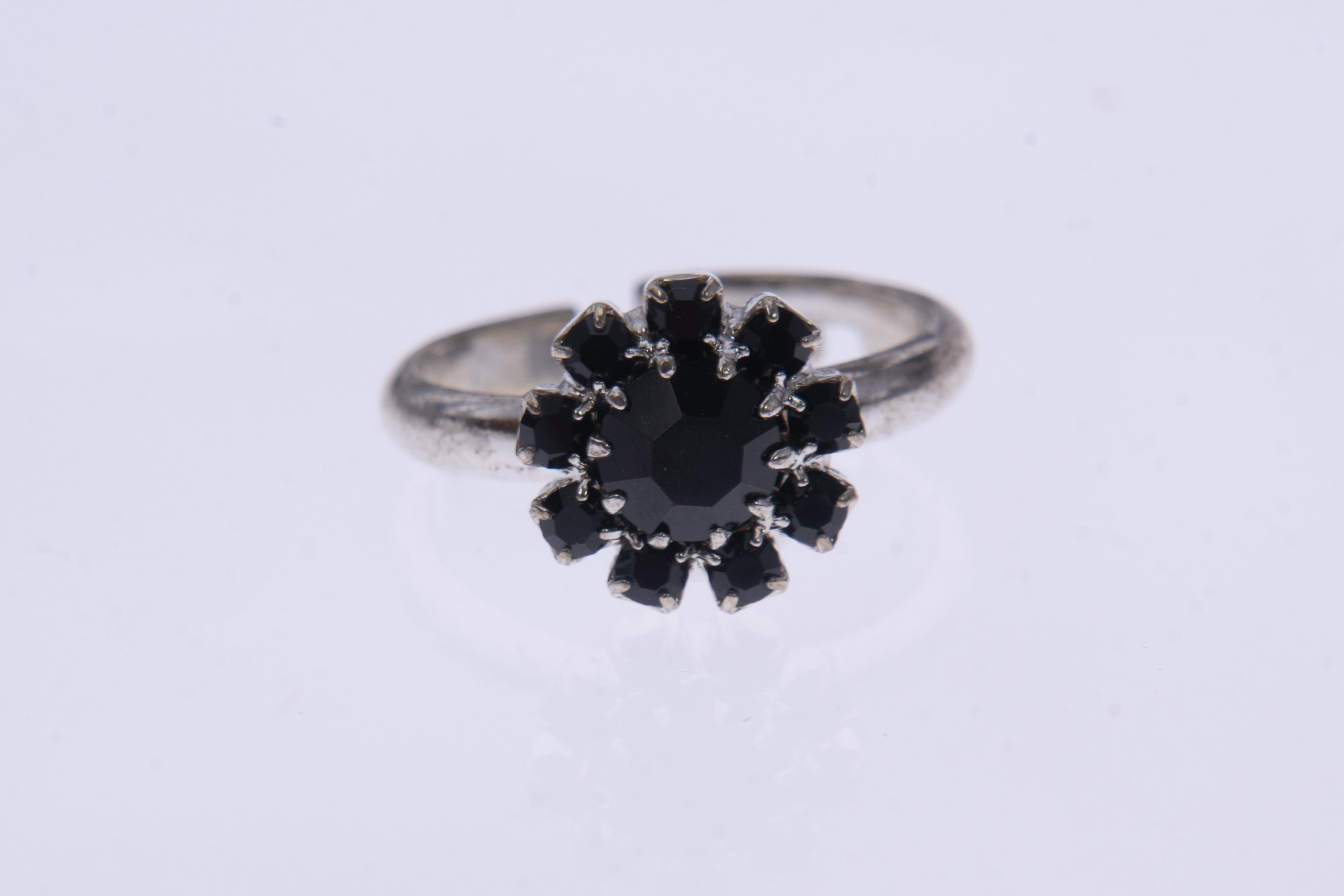 Anello regolabile con cristalli Swarovski neri a forma di fiore su ungioielloperte.com