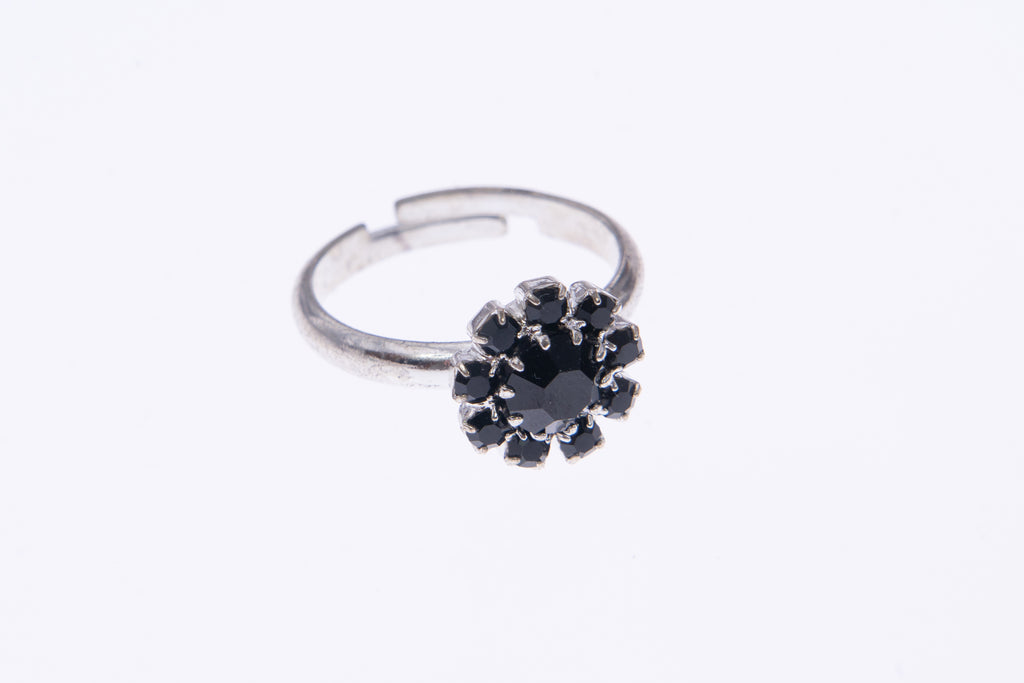 Anello regolabile con design a fiore e cristalli Swarovski neri, dettagli su ungioielloperte.com