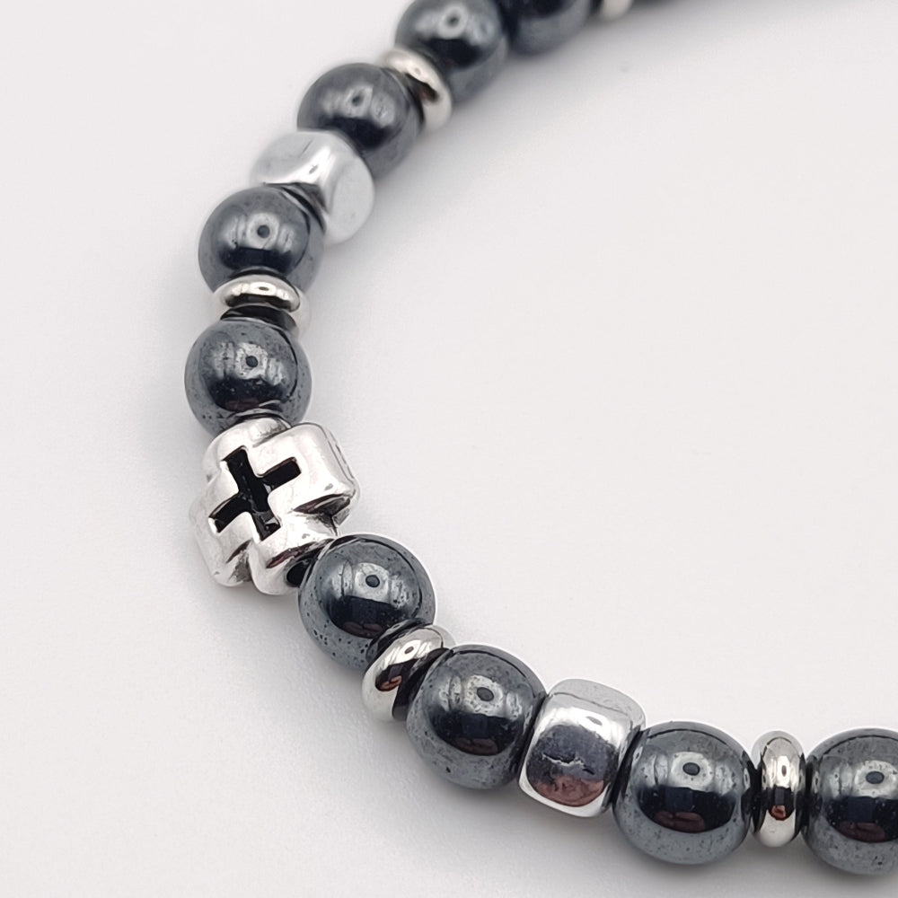 Particolare bracciale ematite croci cubetti argento Giamas - design minimalista