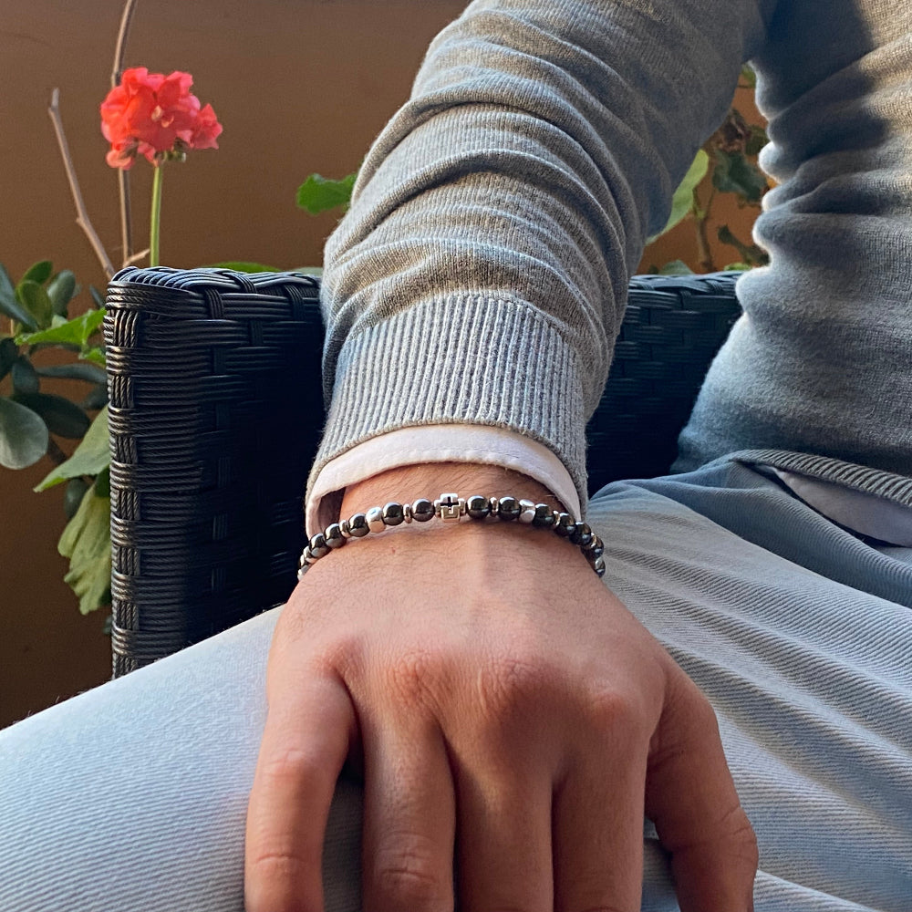 Bracciale ematite croci cubetti argentati indossato Giamas - gioielli made in Italy