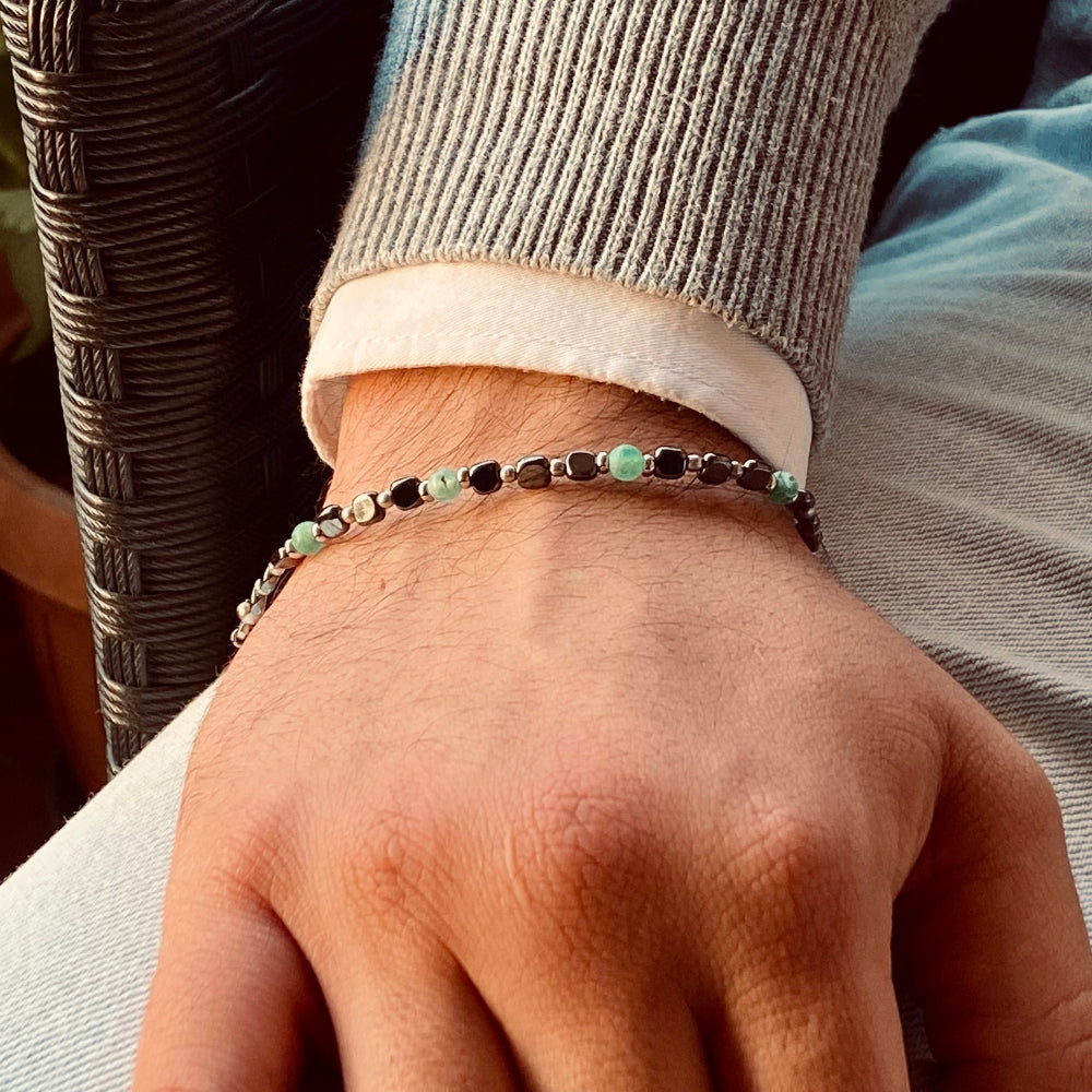 Uomo indossa bracciale ematite agata verde Giamas - gioielli artigianali italiani