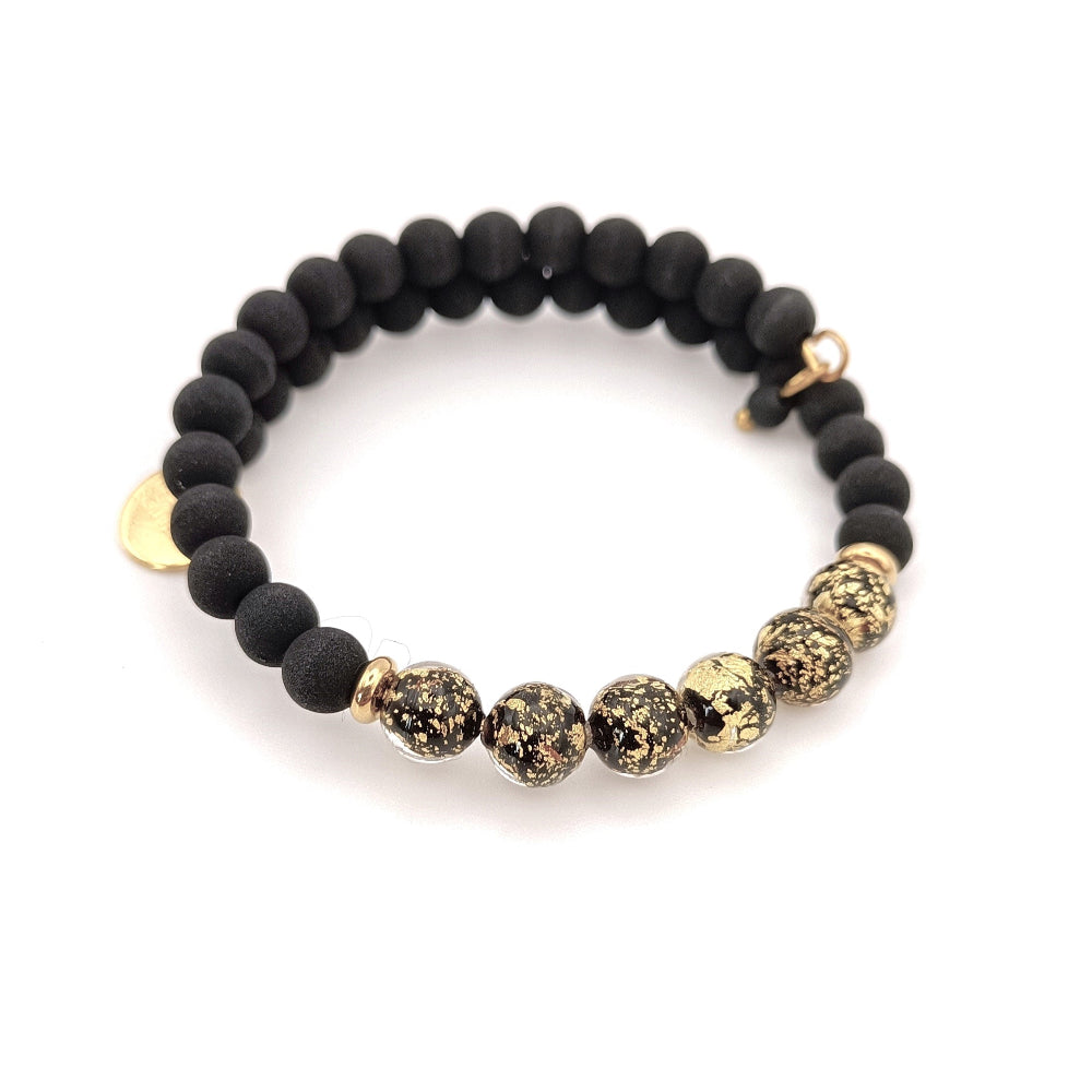 Bracciale a spirale con perle nere e dettagli dorati
