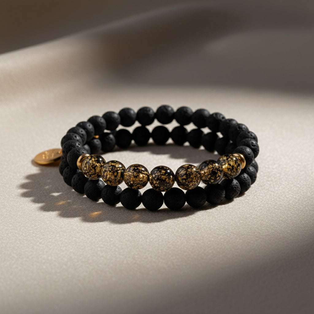 Bracciale a spirale con perle nere opache e perle con dettagli oro