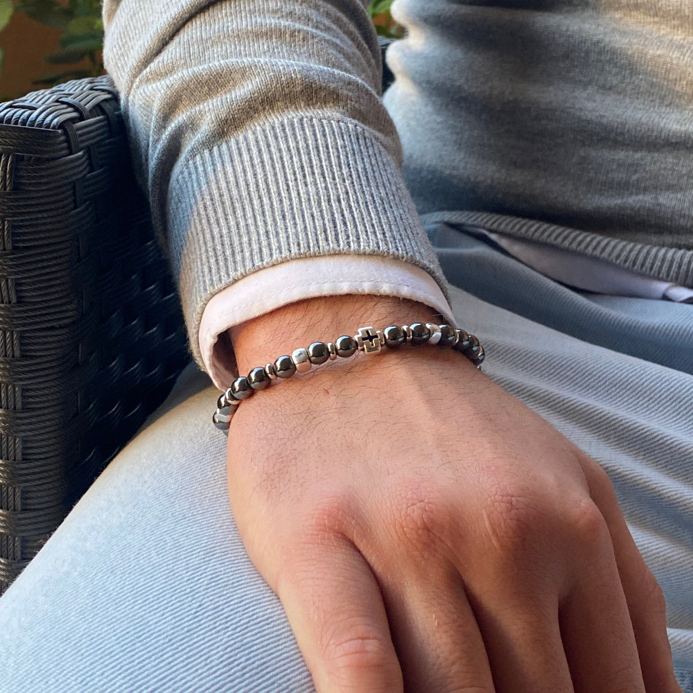 Uomo indossa bracciale ematite croci argentate Giamas - stile spirituale