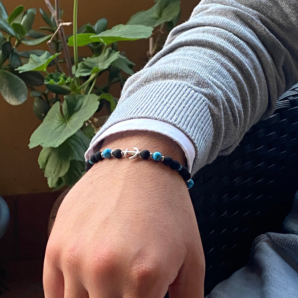 Uomo indossa bracciale pietre laviche turchese ancora Giamas - stile marinaro