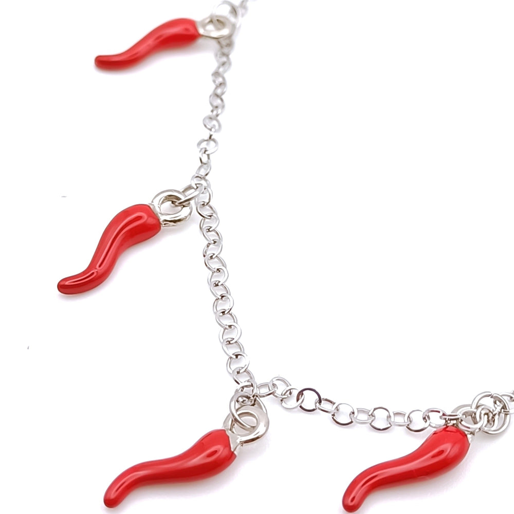 Bracciale con ciondoli a forma di cornetto rosso, dettaglio su ungioielloperte.com