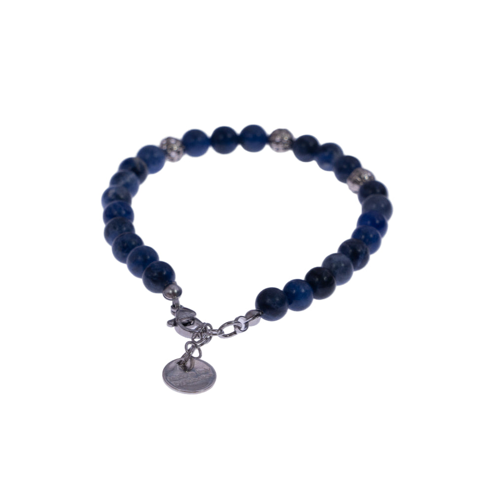 Bracciale con perle blu e dettagli argentati su ungioielloperte.com