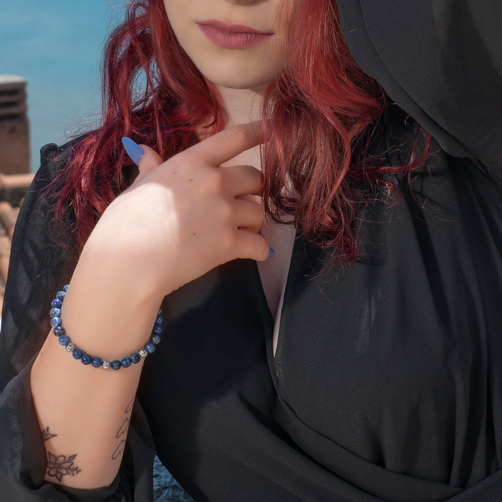 Bracciale con perle blu e dettagli argentati indossato da modella by ungioielloperte