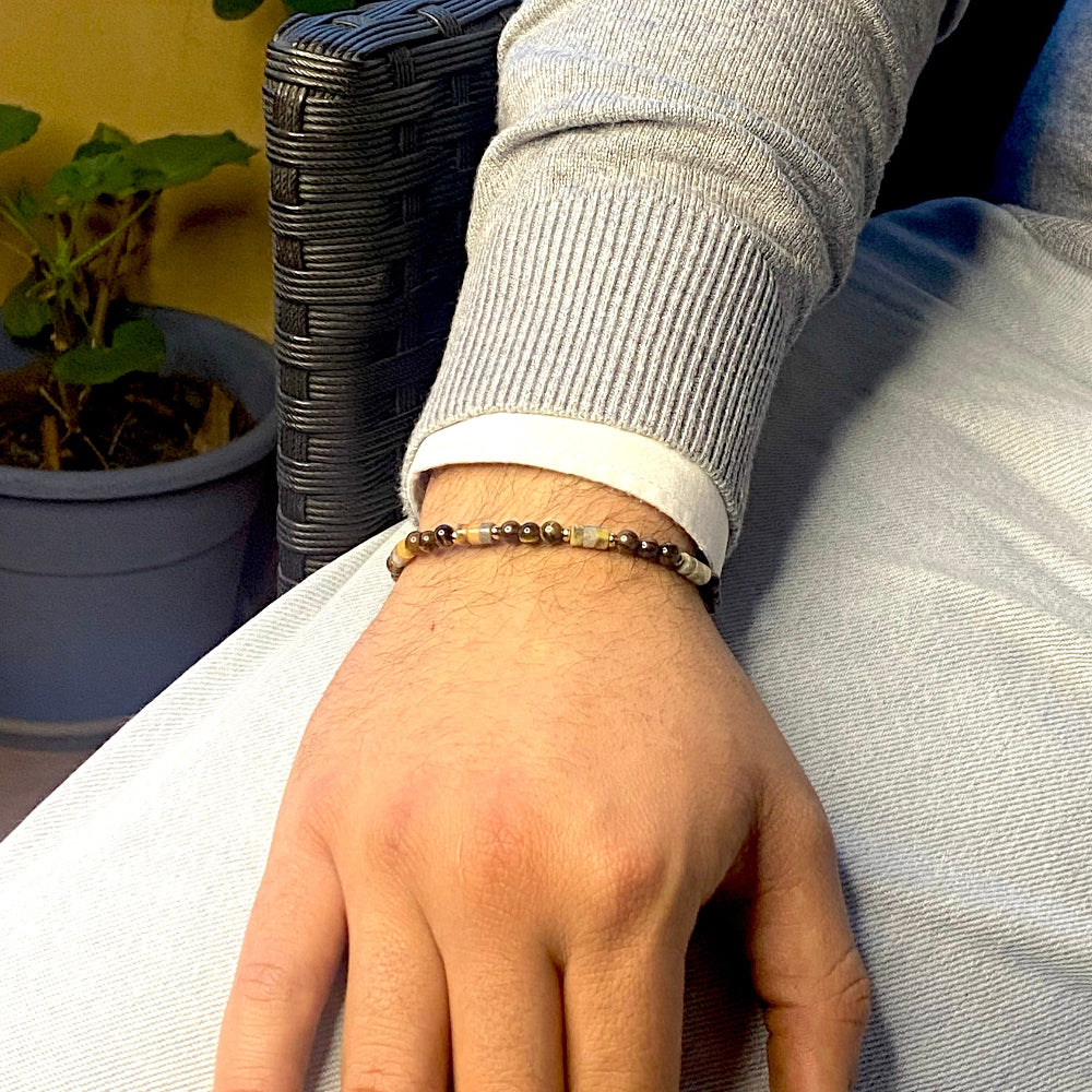 Uomo indossa bracciale occhio di tigre labradorite Giamas - design elegante