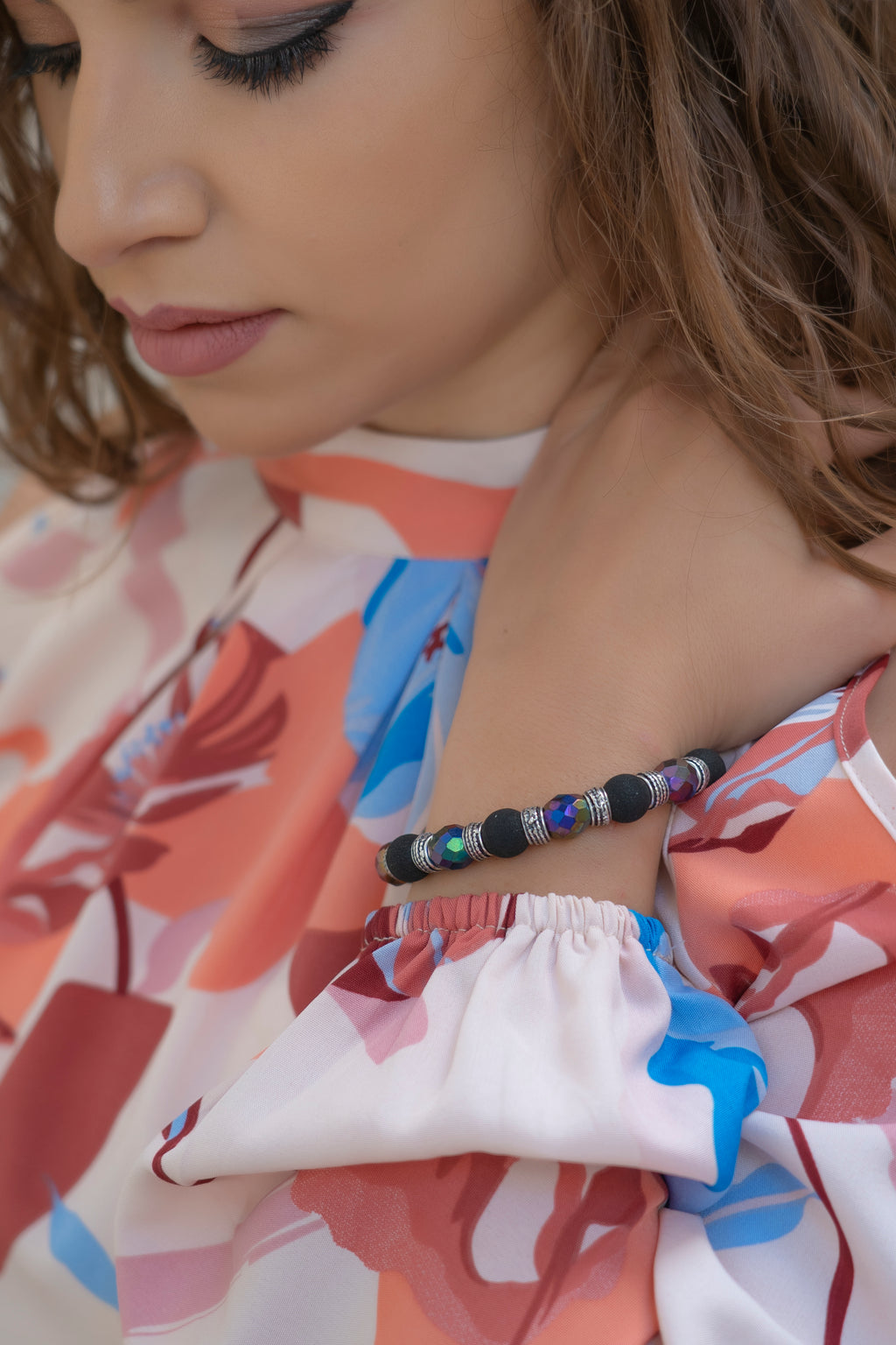 Bracciale vetro di Murano e pietra lavica vulcanica indossato - Giamas