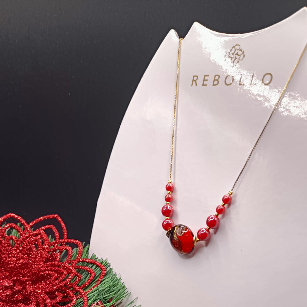Collana in vetro di Murano rosso con dettagli dorati, realizzata a mano in Italia.