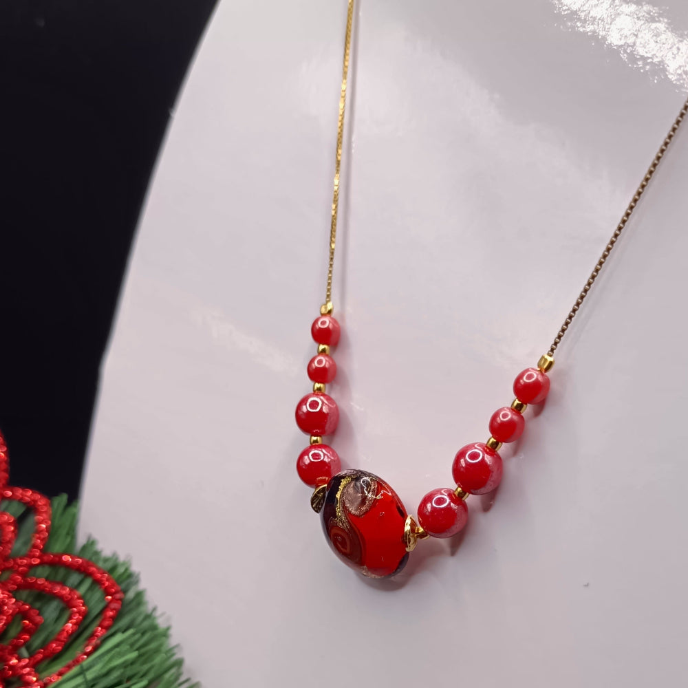 Collana artigianale in vetro di Murano rosso con perle lavorate a mano, elegante e raffinata.