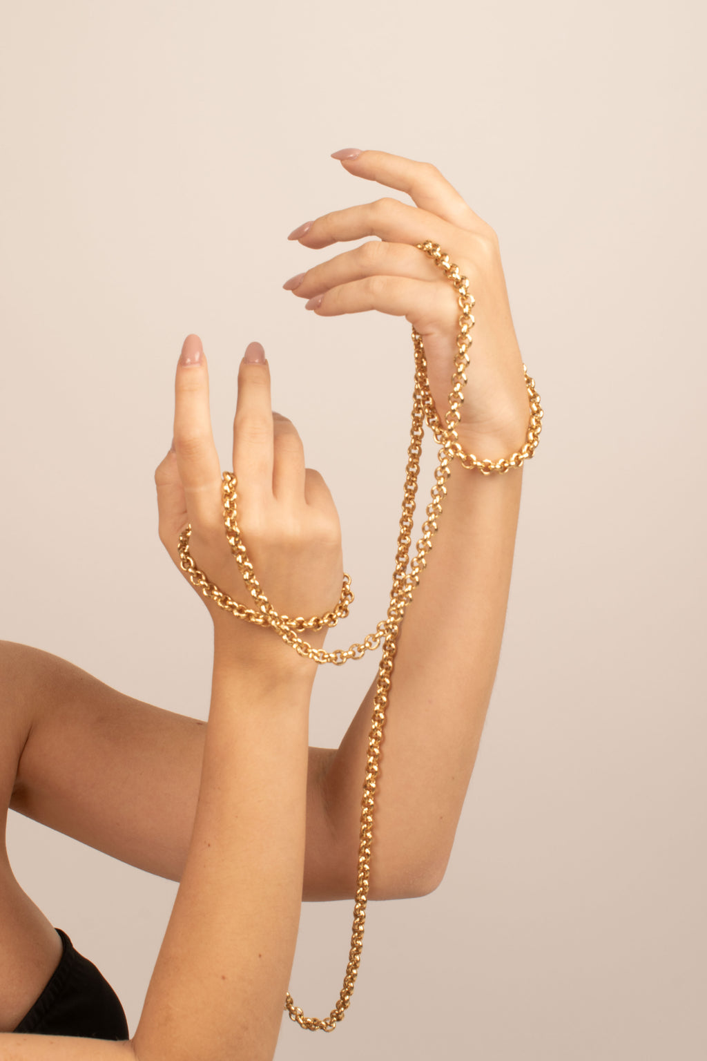 Collana dorata 150cm indossata Giamas - stile versatile