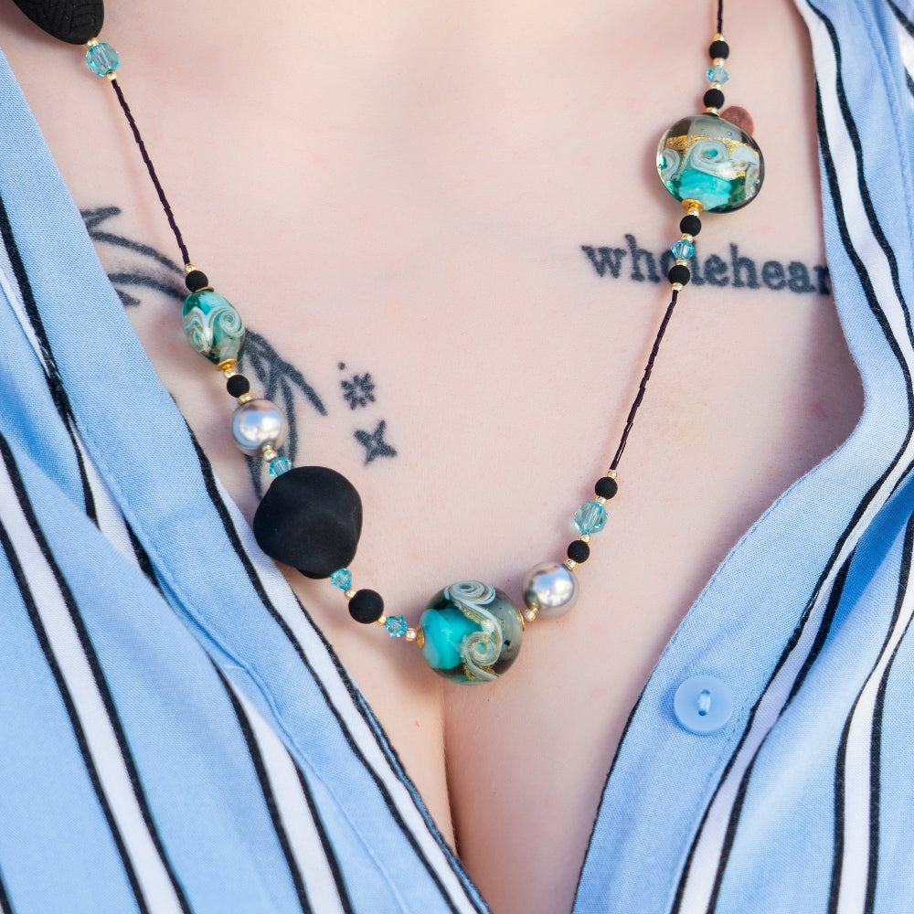 Modella indossa collana con vetro di Murano e cristallo perlato - gioiello donna elegante