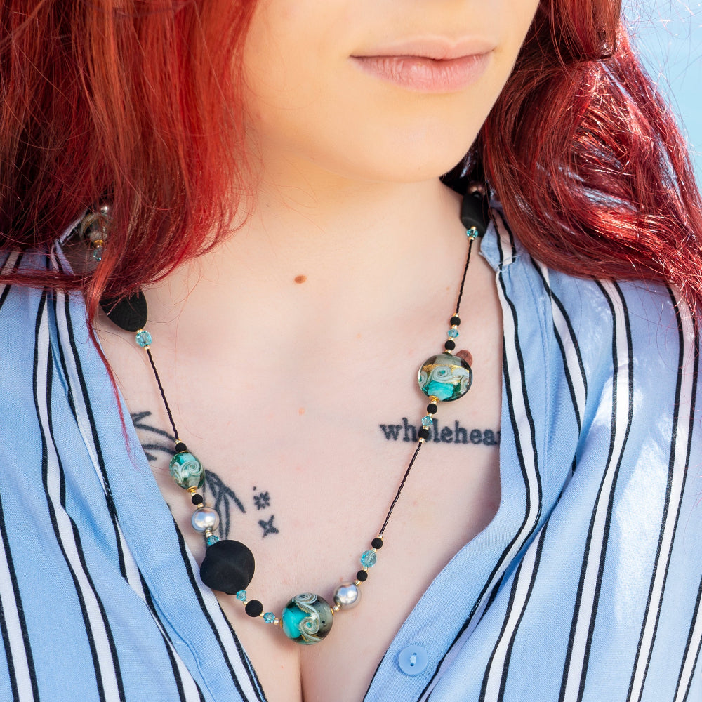 Dettaglio collana indossata con perle in vetro di Murano e pietra lavica - artigianato italiano