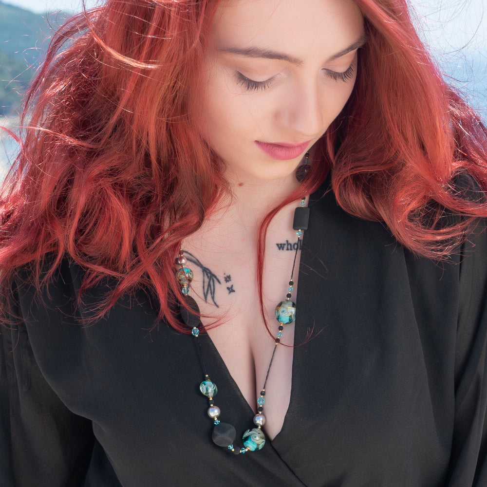 Collana donna con tre eccellenze italiane: vetro Murano, lava e cristallo perlato