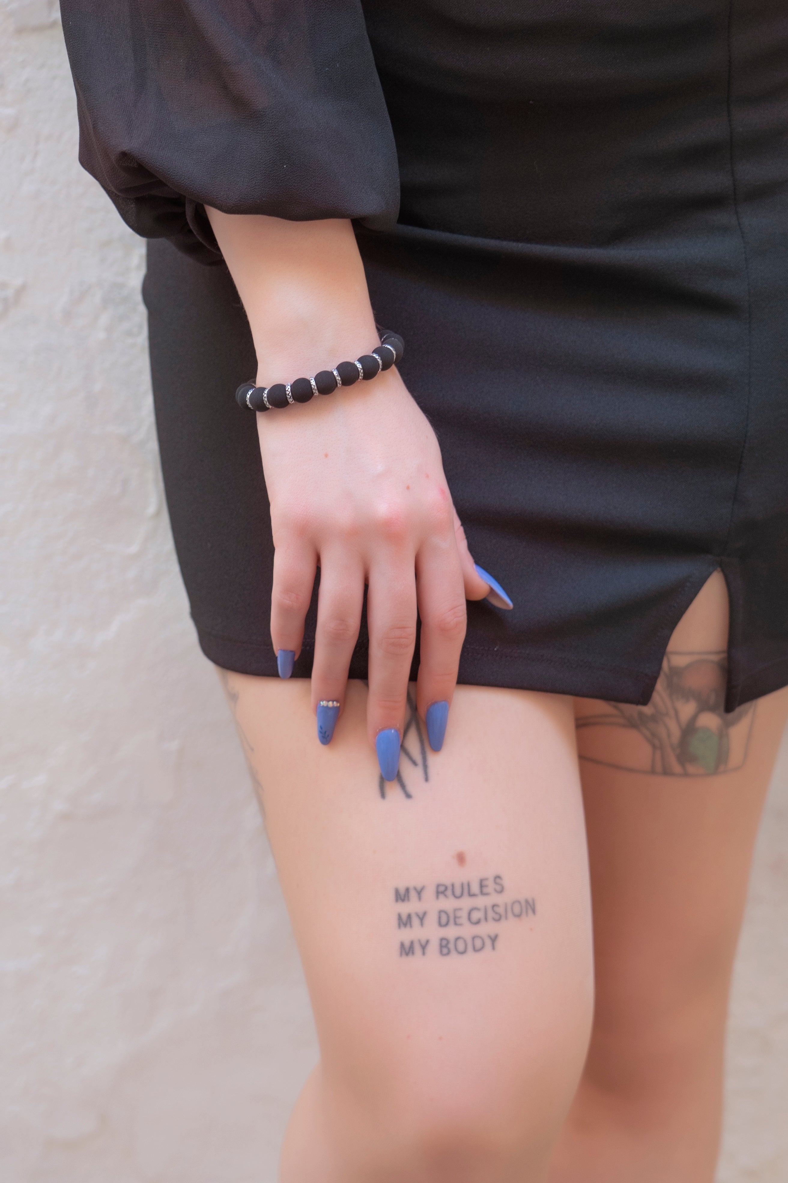 Modella indossa bracciale in pietra lavica nera - design essenziale e carattere vulcanico