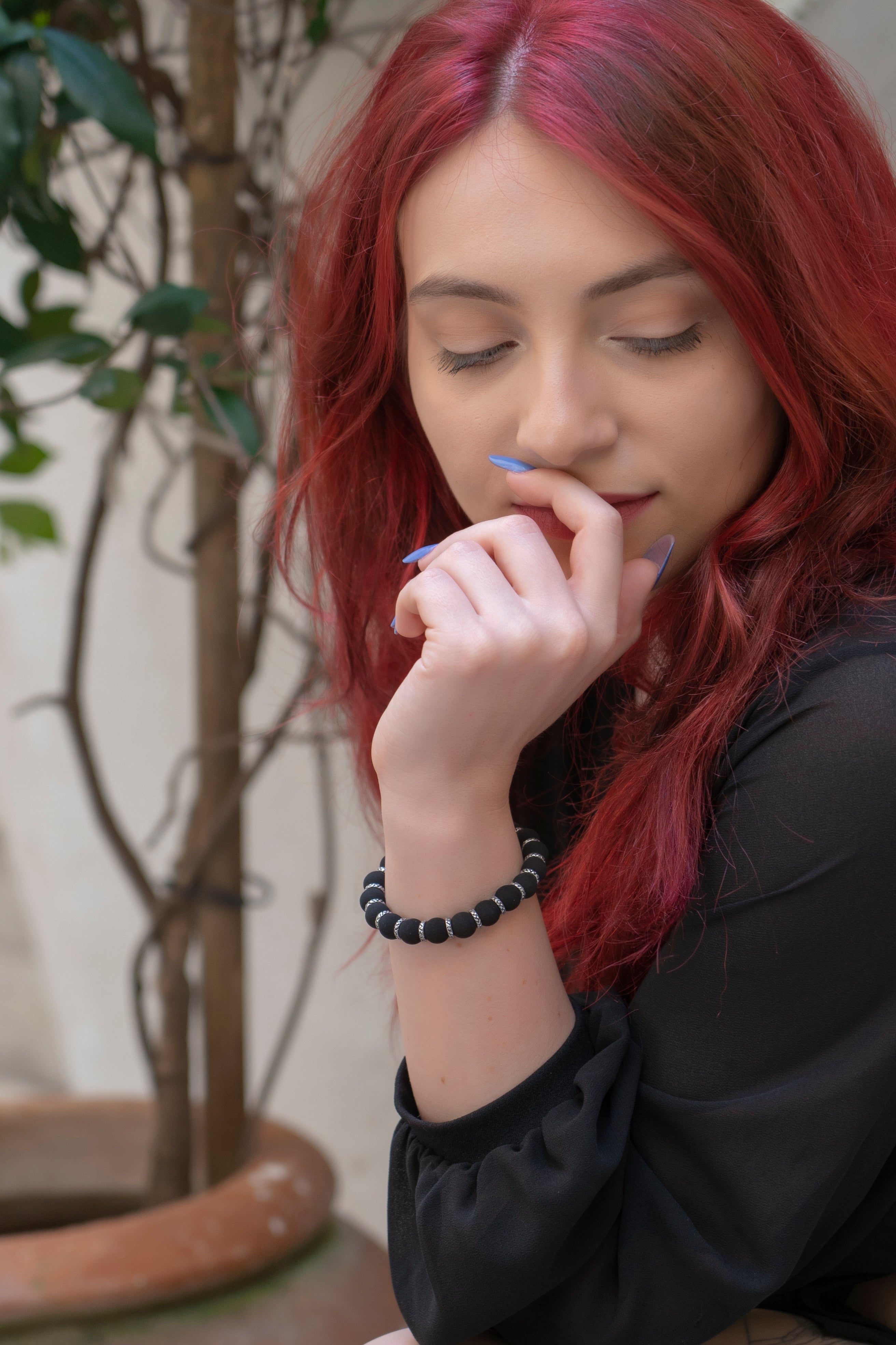 Vista ravvicinata bracciale con perle in pietra lavica sintetizzata nera - gioiello minimalista italiano