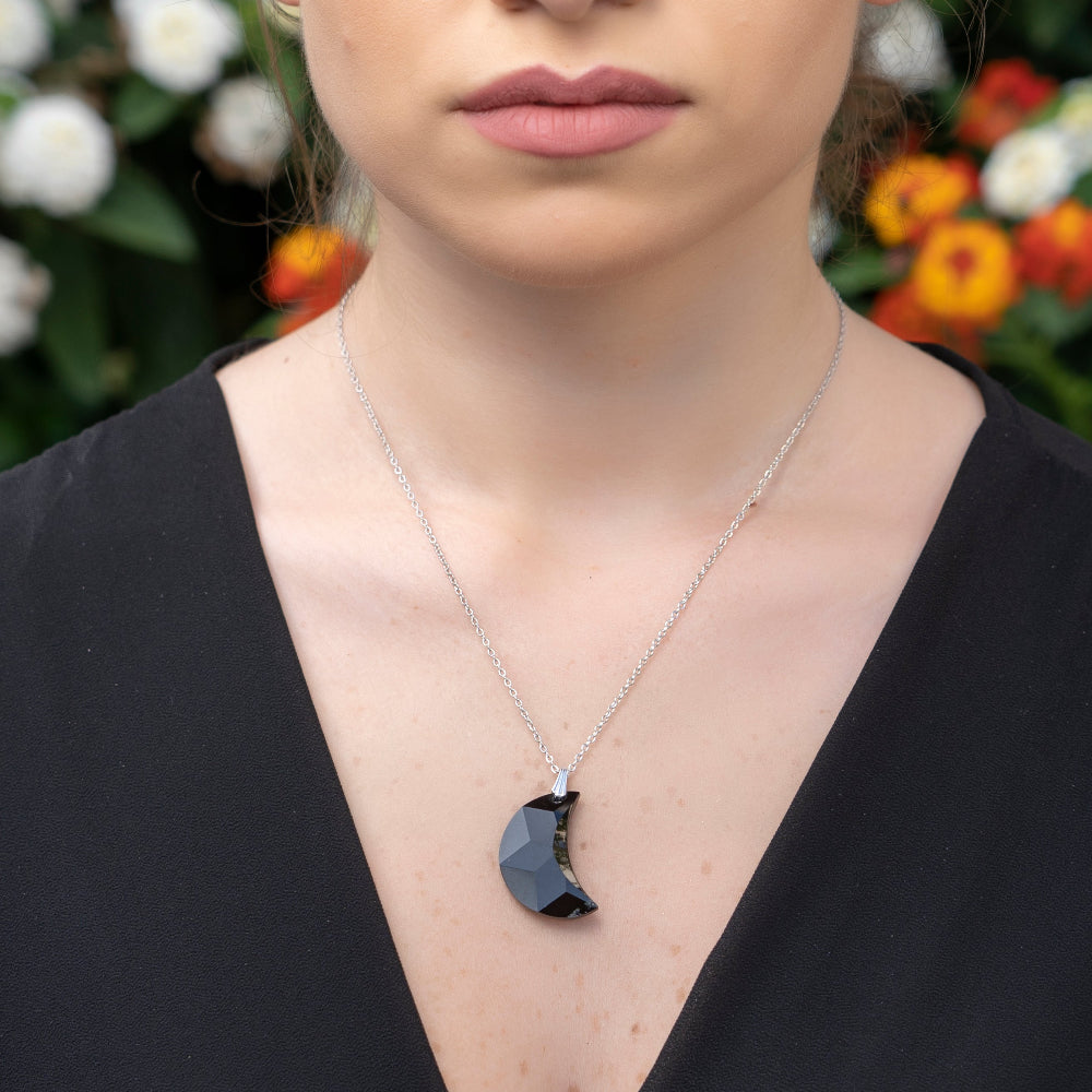 Collana elegante con pendente luna in vetro - gioiello donna versatile per ogni occasione