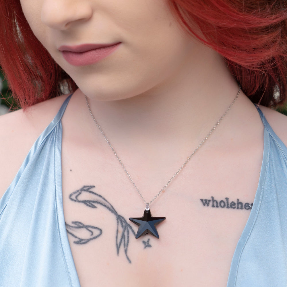 Modella indossa collana con pendente stella in vetro artigianale - gioiello napoletano fatto a mano