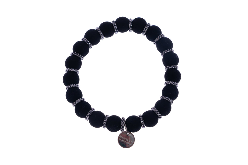 Bracciale unisex in pietra lavica nera sintetizzata - design minimalista su sfondo bianco