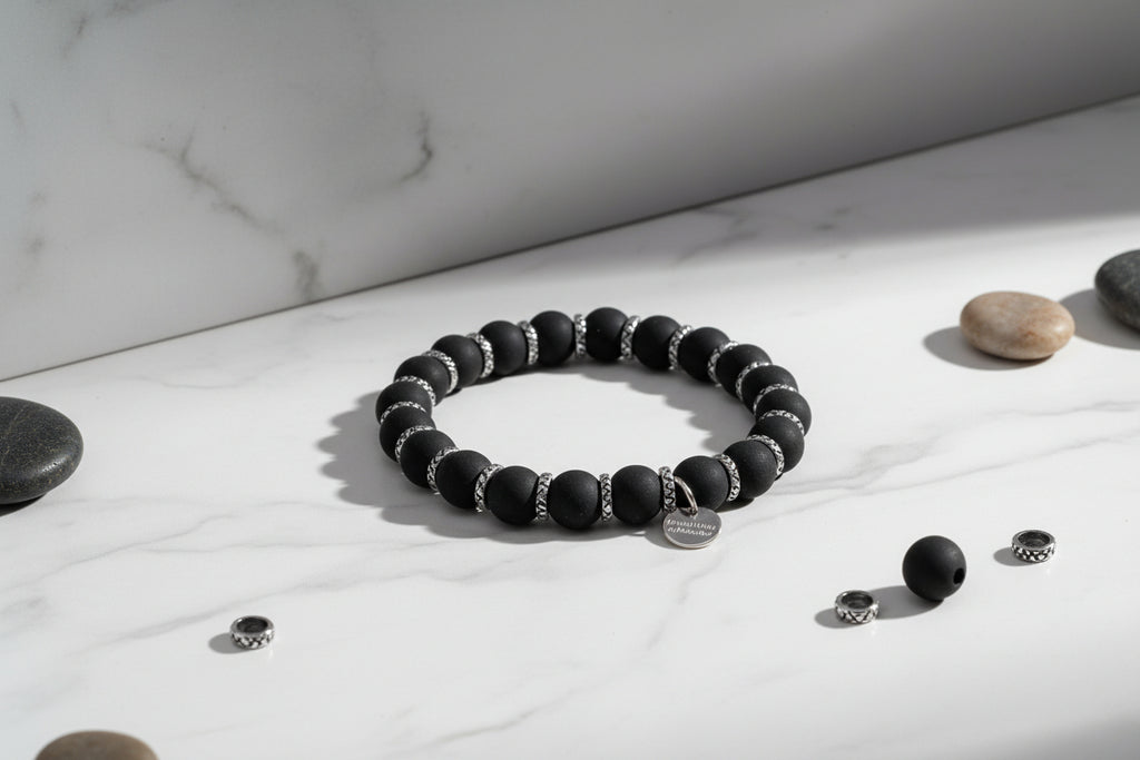 Dettaglio perle in pietra lavica nera - bracciale artigianale napoletano made in Italy