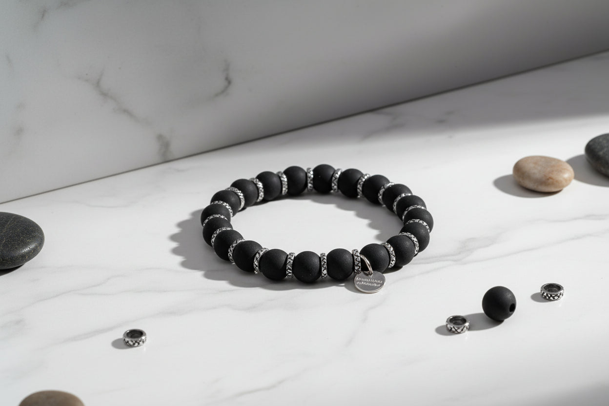 Dettaglio perle in pietra lavica nera - bracciale artigianale napoletano made in Italy