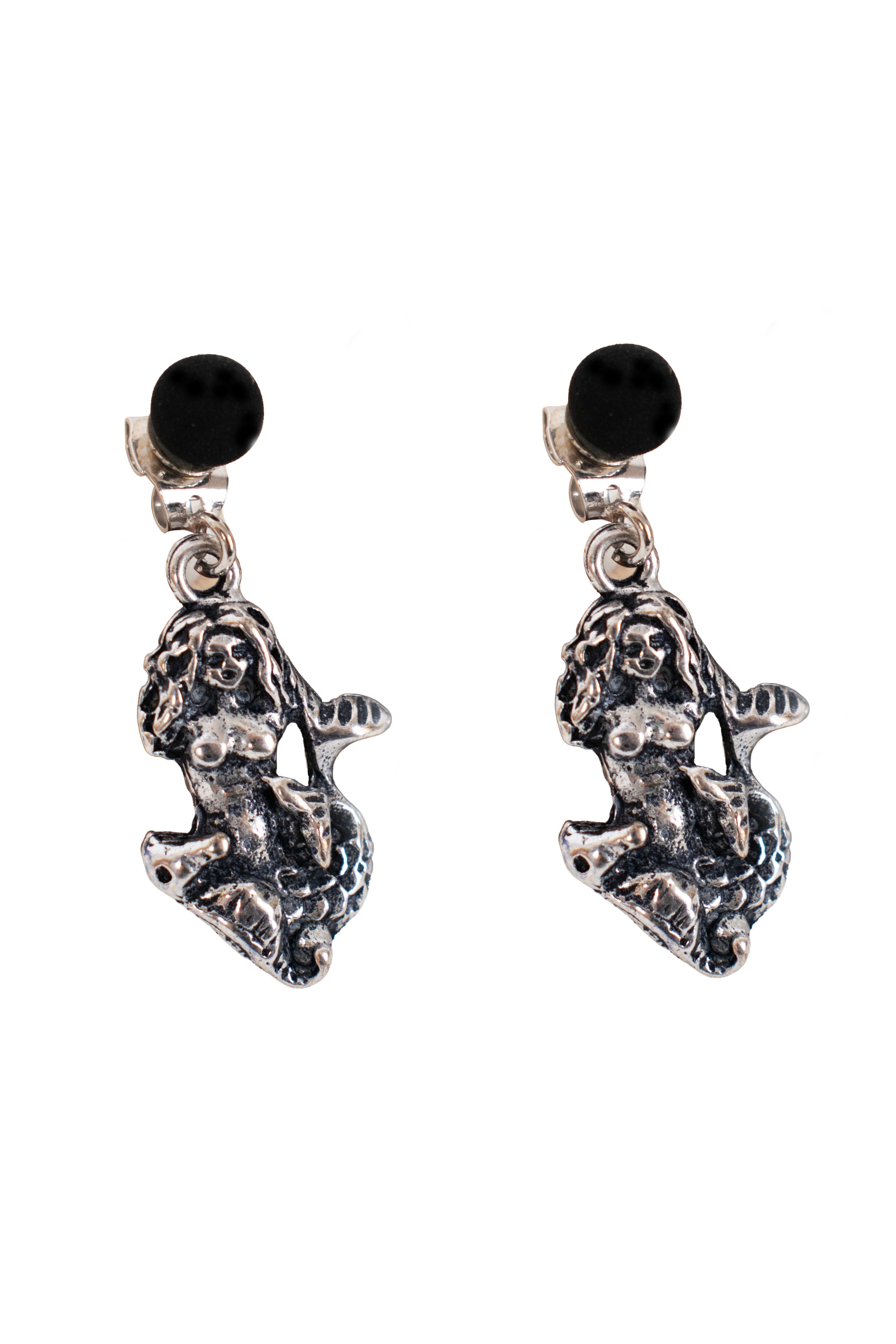 Orecchini Sirena Parthenope indossati, simbolo mitologico di Napoli in metallo argentato