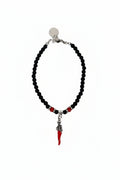 Bracciale con perline nere e ciondolo scartellato in metallo con corno rosso portafortuna napoletano su sfondo bianco