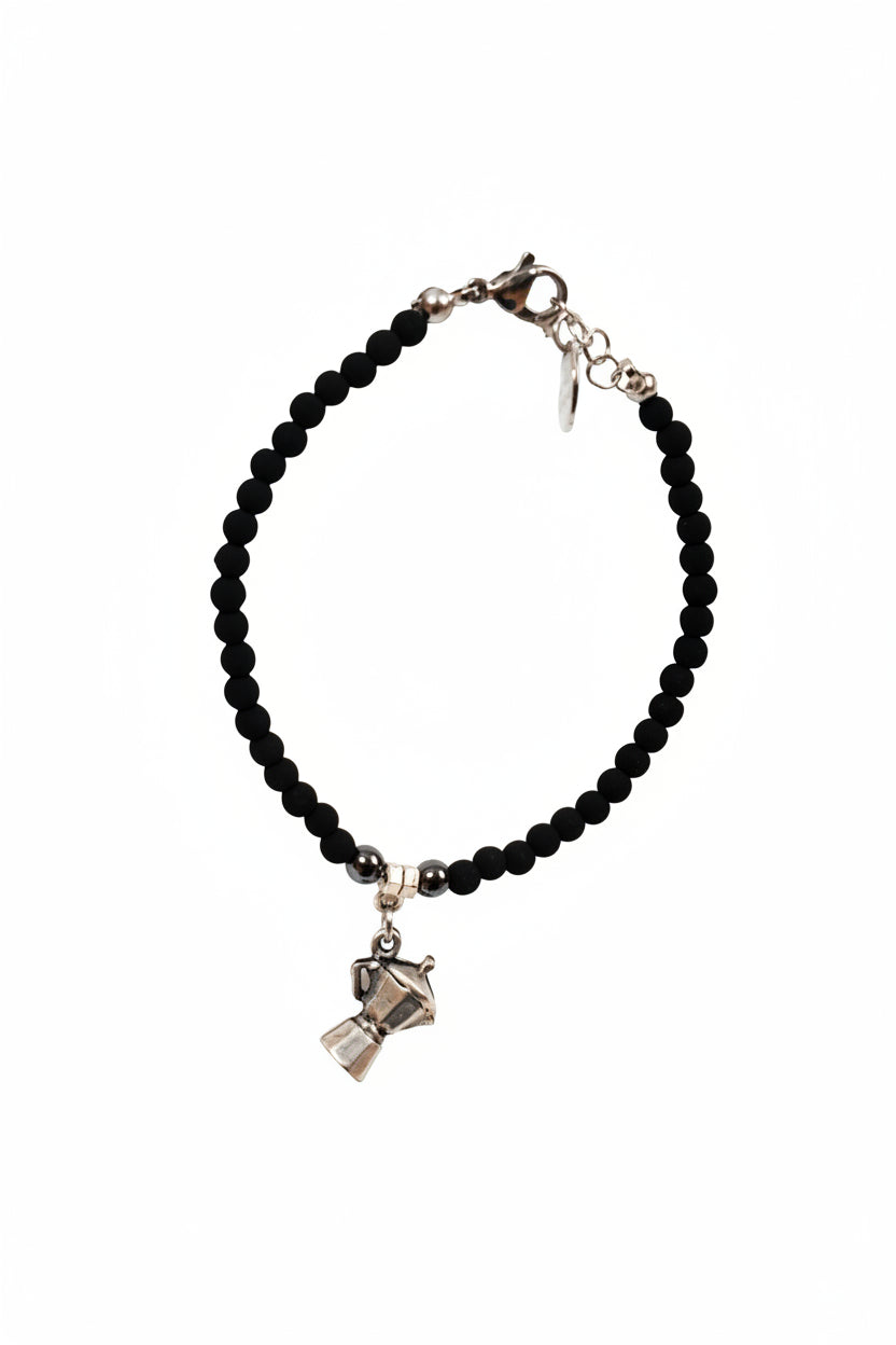 Bracciale napoletano con charm moka caffettiera e pietra lavica nera indossato al polso fatto a mano in Italia