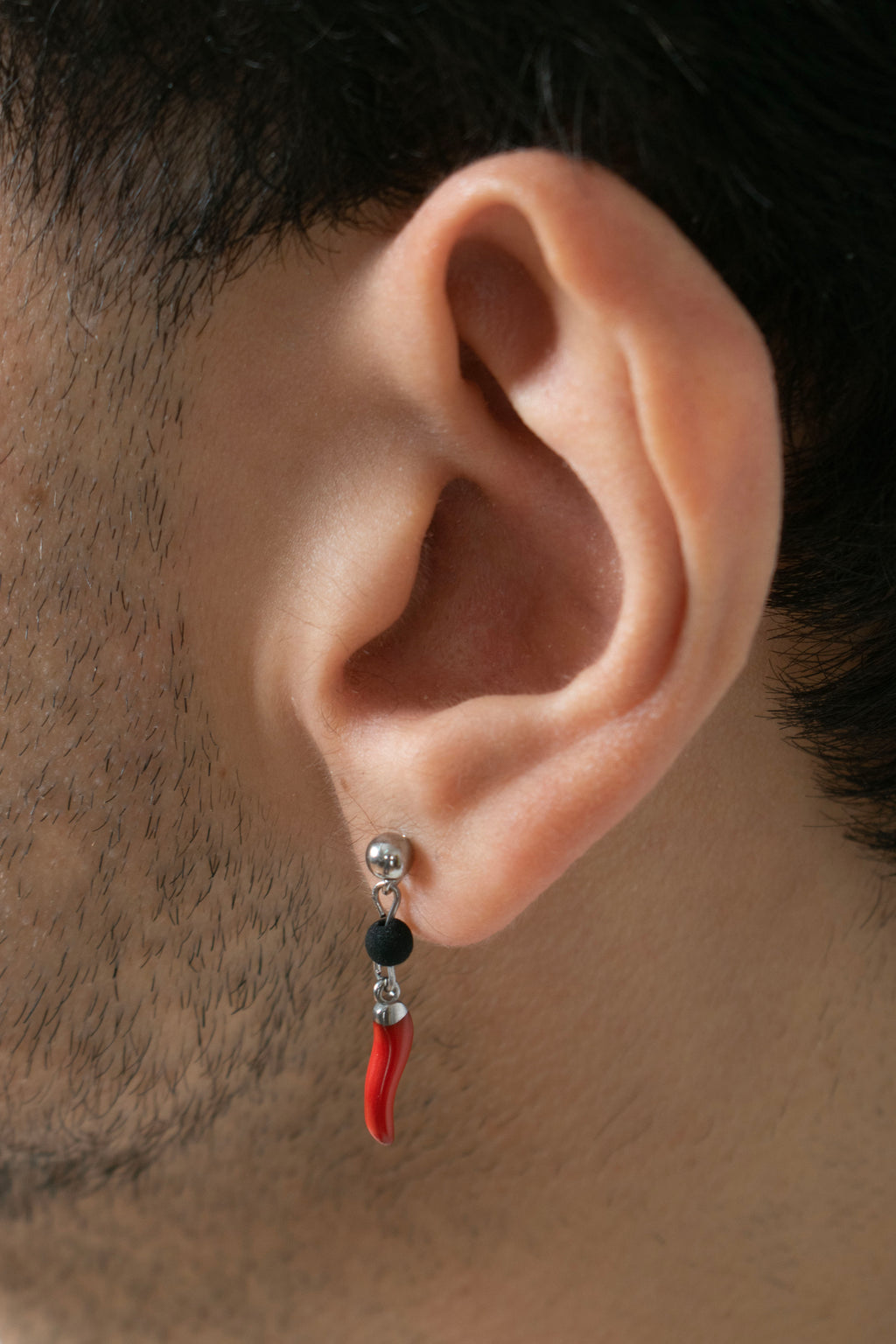 Orecchino cornetto rosso smaltato portafortuna indossato - dettaglio gioiello napoletano fatto a mano