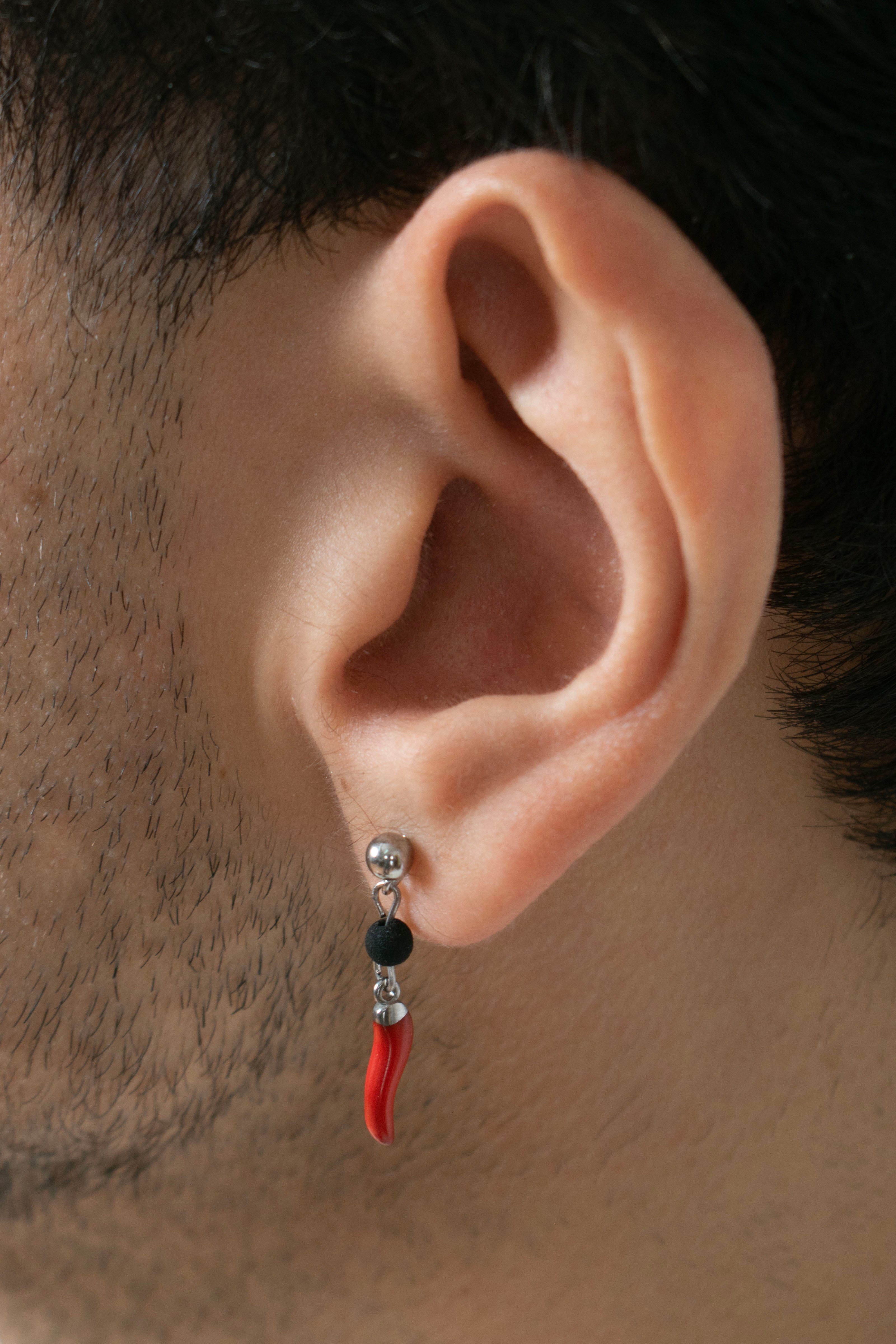 Orecchino cornetto rosso smaltato portafortuna indossato - dettaglio gioiello napoletano fatto a mano