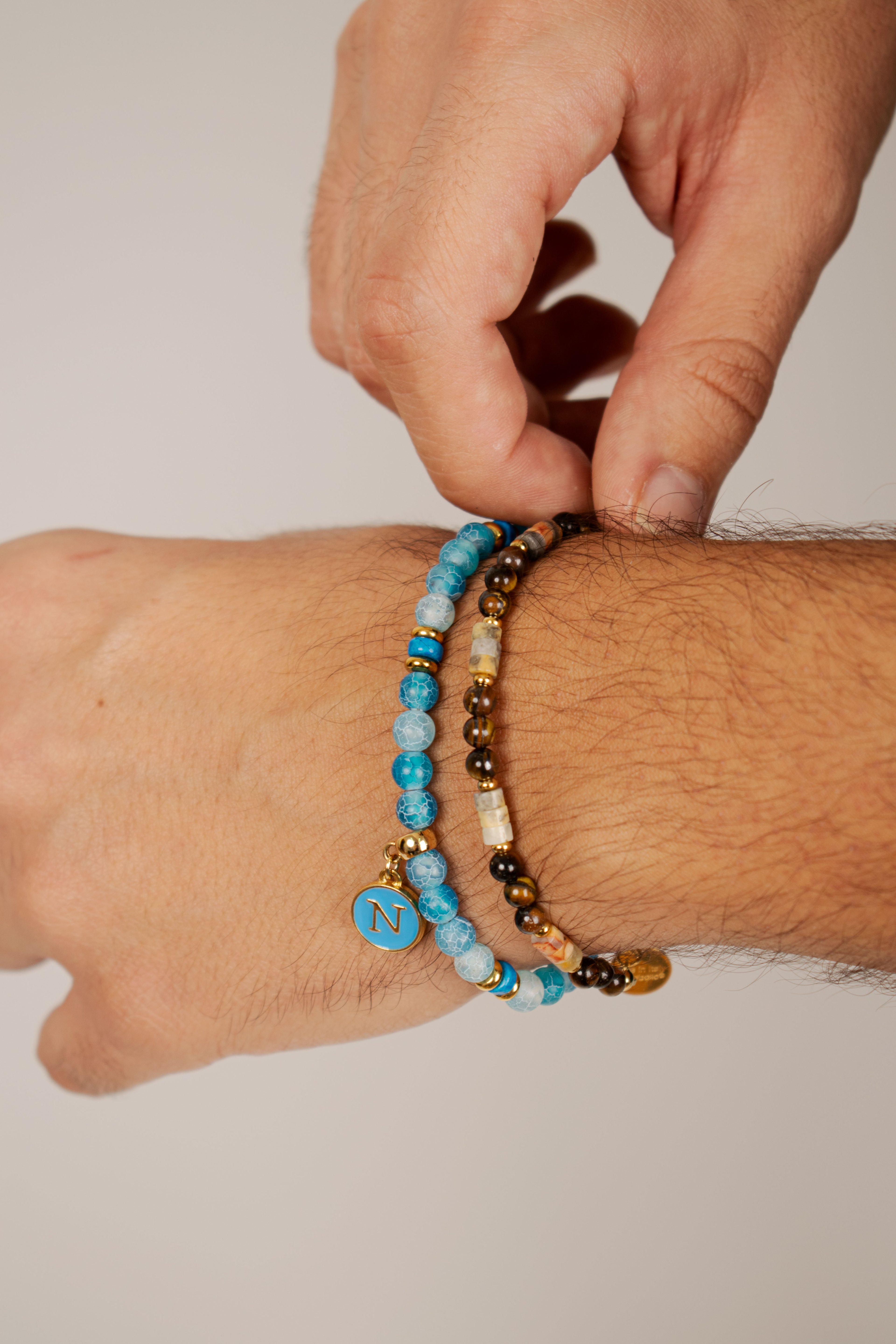 Modella indossa bracciale occhio di tigre labradorite Giamas - gioielli artigianali