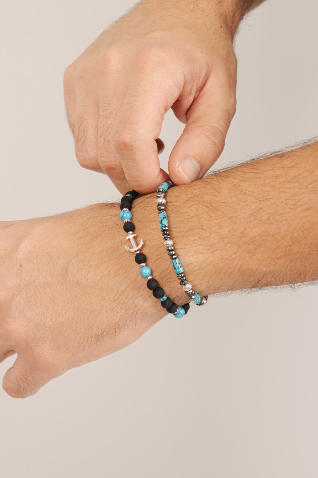 Bracciale marinaro pietre laviche ancora indossato Giamas - design contemporaneo