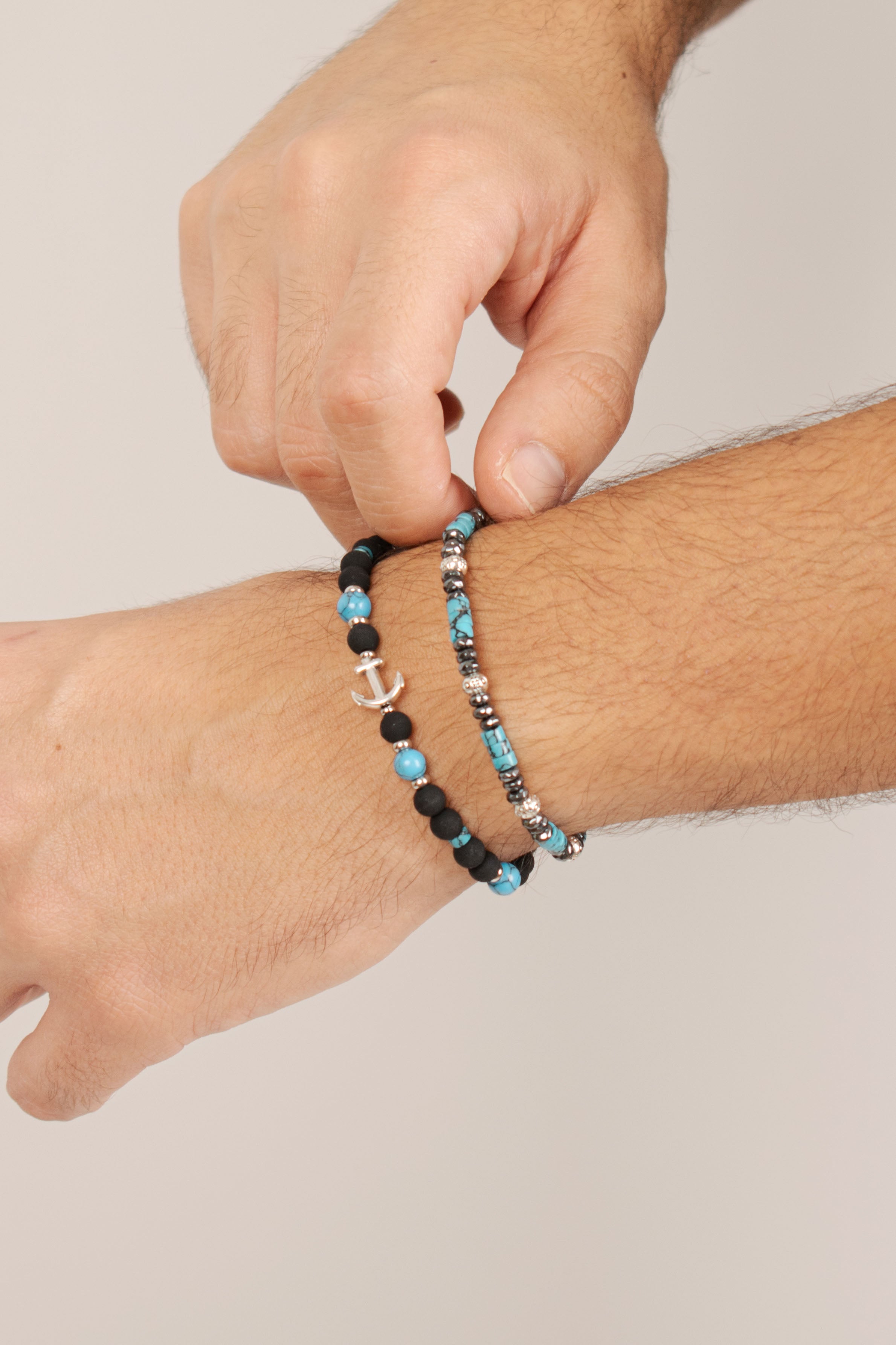 Bracciale marinaro pietre laviche ancora indossato Giamas - design contemporaneo