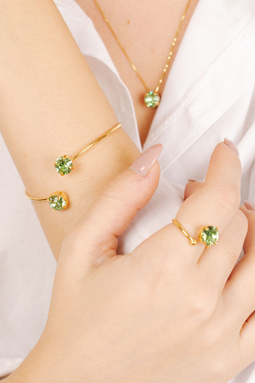 Modella indossa bracciale rigido Swarovski verde Giamas - gioielli eleganti