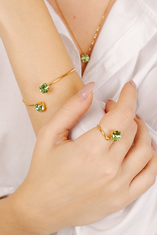 Modella indossa anello regolabile con cristallo Swarovski verde - gioiello donna minimalista elegante