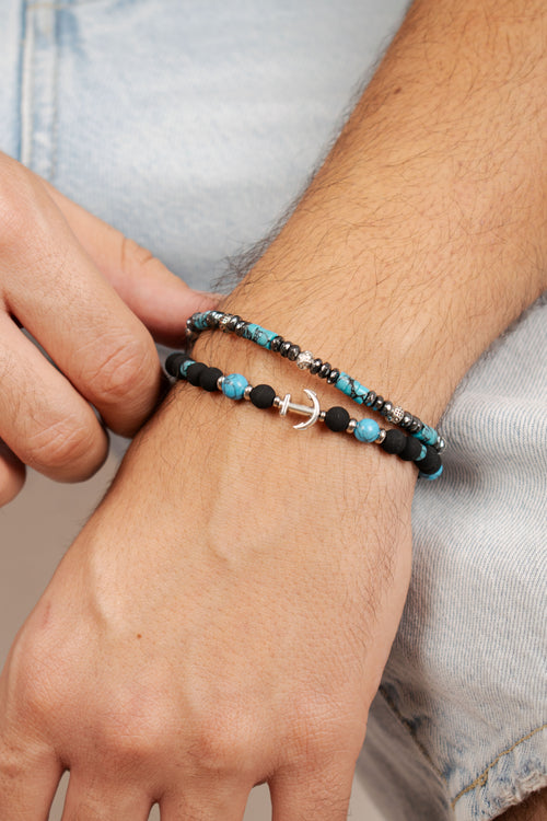 Modello indossa bracciale pietre laviche turchese Giamas - stile avventuroso