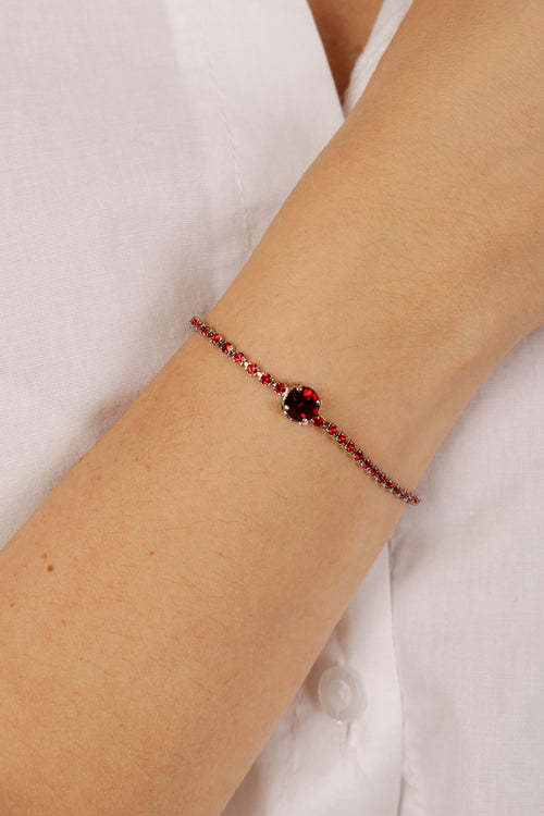 Modella indossa bracciale tennis Swarovski Demetra multicolor - gioiello donna elegante made in Italy